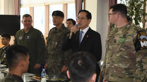 지난 13일 북한군 병사가 판문점 공동경비구역(JSA)을 통해 귀순했던 사건이 일어난 가운데 27일 오전 송영무 국방부장관이 관계자들과 사건 현장을 살펴본 뒤 가진 오찬에서 JSA 대대 장병들을 격려하고 있다. 파주=사진공동취재단