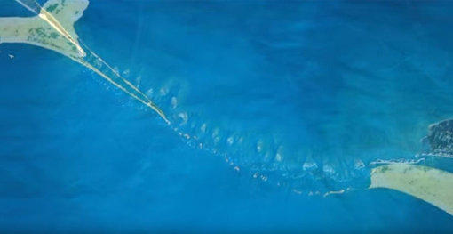 우주왕복선이 찍은 사진 속의 이 물체는 정말 고대 인류가 만든 다리일까. 까마득한 옛날, 인간들이 신의 도움을 받아 30km짜리 다리를 건설했다는 전설은 과연 사실일까. 사진출처｜하나덕 유튜브 화면 캡처