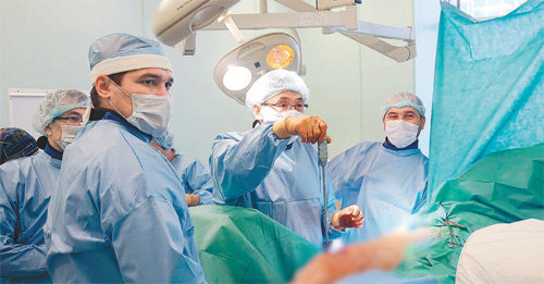 우창욱 경북대병원 정형외과 교수(가운데)가 카자흐스탄의 수도 아스타나 제1시립병원 외상센터에서 다리뼈 환자 수술법을 가르치고 있다. 경북대병원 제공