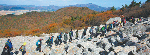 전남 해남군 송지면 미황사에서 달마산의 주 능선을 아우르는 달마고도의 너덜을 탐방객들이 걷고 있다. 해남군 제공