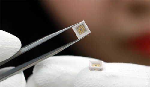 LG이노텍이 자외선 출력이 100mW(밀리와트)에 달하는 자외선(UV)-C 발광다이오드(LED)를 개발했다고 27일 밝혔다. LG이노텍 제공