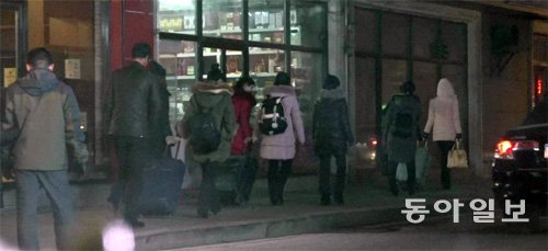 목격된 北식당 종업원들 26일 오후 북-중 접경지역인 랴오닝성 단둥시 압록강변에서 북한 식당 종업원들이 줄지어 한 소규모 호텔로 이동하는 장면이 본보와 채널A 취재진에 포착됐다. 단둥=정동연 특파원 call@donga.com