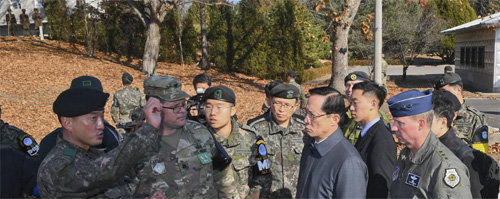 귀순현장 찾은 송영무 국방부 장관… 북한군, 쌍안경으로 감시