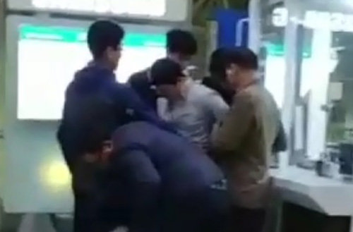 경찰이 6년 전 미국에서 한인을 살해한 혐의를 받고 있는 박모 씨를 1일 서울역에서 체포하고 있다. 서울지방경찰청 제공