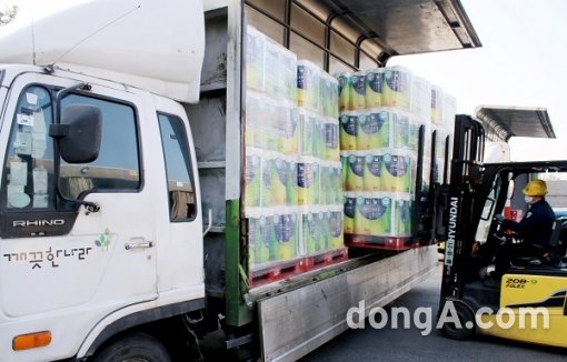 ▲ 깨끗한나라 화장지를 화물 운송 트럭에 상차하는 모습.