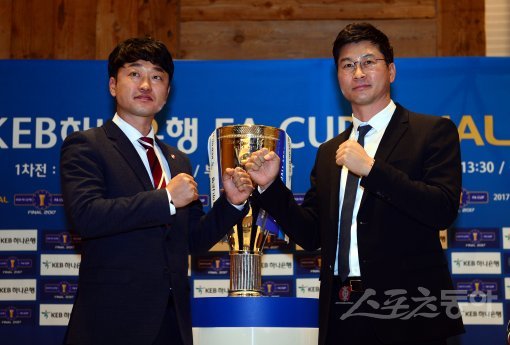 28일 부산 파크하얏트호텔에서 ‘2017 KEB 하나은행 FA CUP’ 부산 아이파크와 울산 현대의 결승 미디어데이가 열렸다. 부산 이승엽 감독대행과 울산 김도훈 감독이 우승 트로피를 앞에 두고 파이팅 포즈를 취하고 있다. 부산 | 김민성 기자 marineboy@donga.com