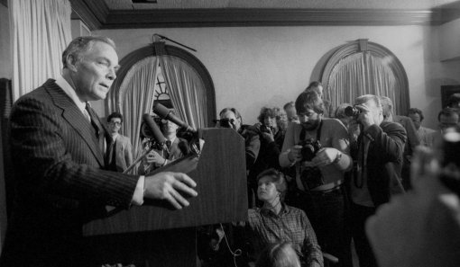 로널드 레이건 전 미국 대통령 저격 후 백악관에서 긴급 기자회견을 연 알렉산더 헤이그 당시 국무장관(왼쪽)