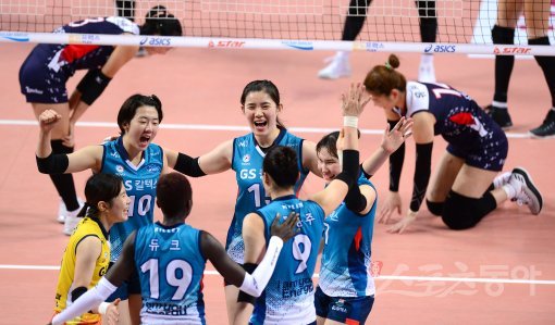 파토우 듀크(19번) 등 GS칼텍스 선수들이 29일 장충체육관에서 열린 ‘도드람 2017∼2018 V리그’ KGC인삼공사전에서 
득점 후 환호하고 있다. 듀크는 이날 양 팀 통틀어 최다인 23득점을 기록하며 팀의 세트스코어 3-0 완승을 이끌었다. 장충 ｜ 
김종원 기자 won@donga.com