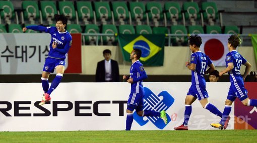 29일 부산 구덕운동장에서 ‘2017 KEB 하나은행 FA CUP’ 부산 아이파크와 울산 현대의 결승 1차전 경기가 열렸다. 울산 김승준이 선제골을 넣은 뒤 주먹을 쥐며 환호하고 있다. 부산 | 김민성 기자 marineboy@donga.com