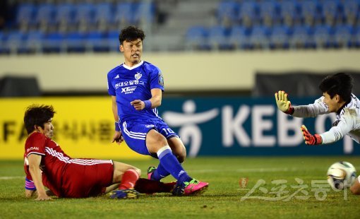 29일 부산 구덕운동장에서 ‘2017 KEB 하나은행 FA CUP’ 부산 아이파크와 울산 현대의 결승 1차전 경기가 열렸다. 울산 이종호가 골을 성공시키고 있다. 부산 | 김민성 기자 marineboy@donga.com