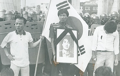 영화 ‘1987’에서 강렬한 인상을 남기는 역할로 출연하는 우현(맨 왼쪽)은 1987년 연세대 총학생회 집행부로서 고 이한열 열사의 49재 행사를 이끌었다. 사진제공｜우상호 의원 페이스북