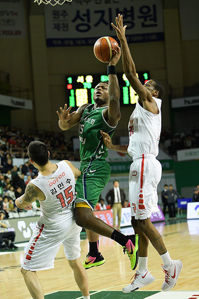 DB의 디온테 버튼(가운데)이 29일 원주종합체육관에서 벌어진 ‘2017∼2018 정관장 프로농구’ 홈경기에서 SK 애런 헤인즈(오른쪽)의 수비를 뚫고 골밑 공격을 시도하고 있다. 사진제공 ｜ KBL