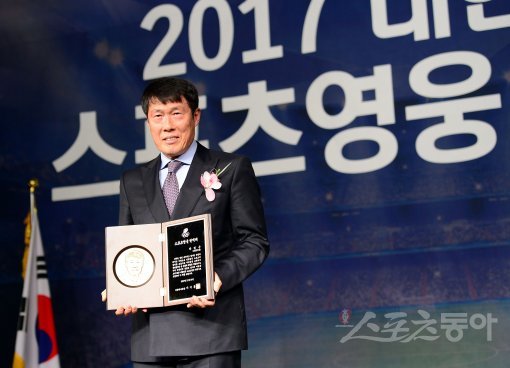 29일 서울 송파구 방이동 올림픽파크텔에서 ‘2017년 대한민국 스포츠영웅’에 선정된 차범근 전 축구 국가대표팀 감독의 헌액식에서 차범근 전 감독이 헌액패를 받고 기념촬영을 하고 있다. 김종원 기자 won@donga.com