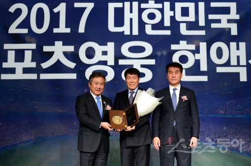 29일 서울 송파구 방이동 올림픽파크텔에서 ‘2017년 대한민국 스포츠영웅’에 선정된 차범근 전 축구 국가대표팀 감독의 헌액식에서 차범근 전 감독이 헌액패를 받고 이기흥 대한체육회장, 조병득 대한축구협회 부회장과 기념촬영을 하고 있다. 김종원 기자 won@donga.com