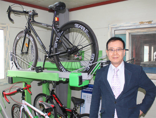 박흥일 서형바이클랙㈜ 대표가 자신이 개발한 ‘2단 자전거 보관대’를 소개하고 있다. 박 대표는 “불편한 다리로 영업하러 다니느라 고생했지만 기술력으로 판로를 개척해 뿌듯하다”고 말했다. 서형바이클랙 제공