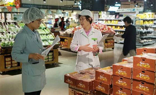롯데마트 하이젠 마스터(왼쪽)가 신선식품 판매 코너에서 위생 점검을 하고 있다. 롯데마트 제공