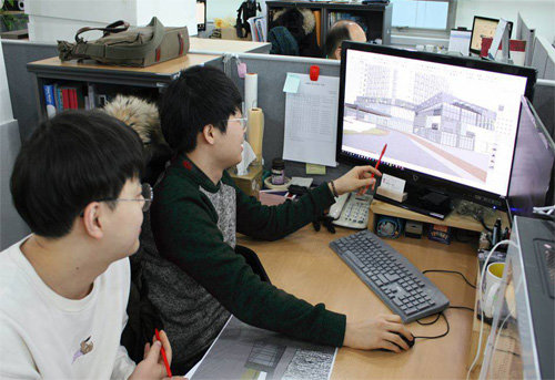 장기현장실습 중인 한국기술교육대 학생들이 종합건축사사무소에서 3차원 모델링을 통해 설계변경 작업을 하고 있다. 한국기술교육대 제공