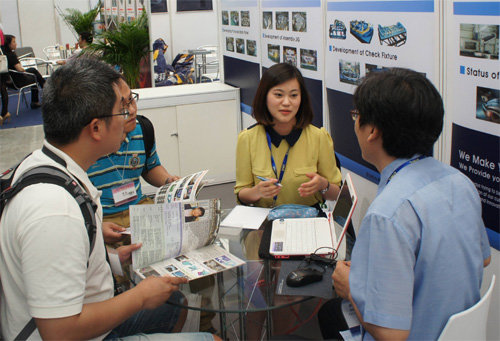 중국에서 열린 국제금형기술 및 설비 박람회에서 울산대 김윤솔 학생(오른쪽에서 두 번째)이 중국인 바이어에게 제품과 기술에 대해 설명하고 있다. 울산대 제공
