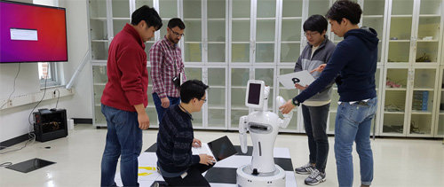 GIST 융합기술원 학생들이 시스템 테스트실에서 로봇을 작동하고 있다. GIST 융합기술원은 4차 산업혁명에 대응하기 위한 창의적 융합 인재 육성에 힘쓰고 있다. GIST 제공