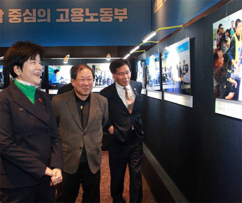 김영주 고용노동부 장관과 박병원 한국경영자총협 회장, 이성기 고용부 차관(왼쪽부터)이 현장노동청 관련 사진들을 보고 있다. 고용노동부 제공