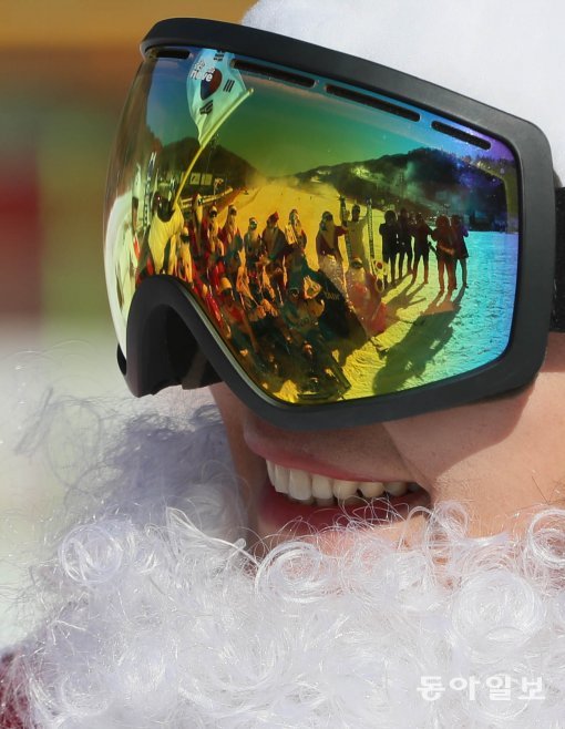 30일 오전 경기도 광주시 서브원 곤지암리조트에서 2017-2018 스키시즌 오픈을 기념해 열린 ‘미리 찾아온 산타클로스’ 행사에 산타 복장과 동계스포츠 복장을 한 스키어들이 평창올림픽 성공을 기원하면 파이팅을 외치고 있다.