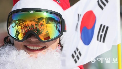 30일 오전 경기도 광주시 서브원 곤지암리조트에서 2017-2018 스키시즌 오픈을 기념해 열린 ‘미리 찾아온 산타클로스’ 행사에 산타 복장과 동계스포츠 복장을 한 스키어들이 평창올림픽 성공을 기원하면 파이팅을 외치고 있다.