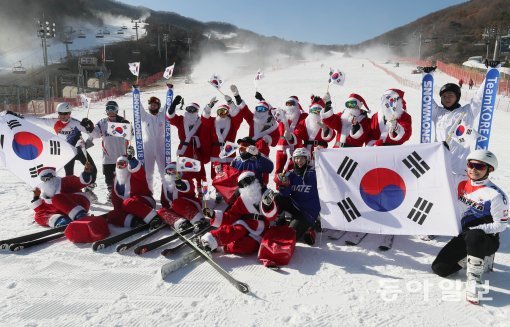 30일 오전 경기도 광주시 서브원 곤지암리조트에서 2017-2018 스키시즌 오픈을 기념해 열린 ‘미리 찾아온 산타클로스’ 행사에서 산타 복장과 동계스포츠 선수 복장을 한 스키어들이 파이팅을 외치고 있다.