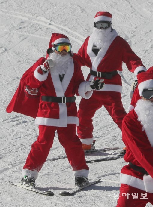 30일 오전 경기도 광주시 서브원 곤지암리조트에서 2017-2018 스키시즌 오픈을 기념해 열린 ‘미리 찾아온 산타클로스’ 행사에서 산타 복장과 동계스포츠 선수 복장을 한 스키어들이 슬로프를 내려오고 있다.