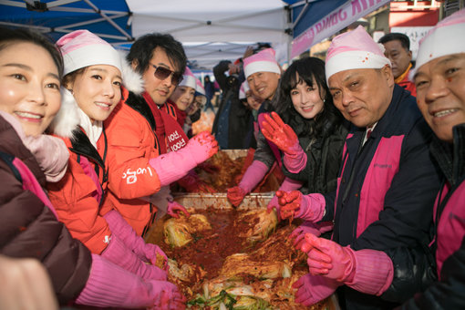 ‘사랑의 김장 나눔’ 행사에 참여하고 있는 가수 적우(오른쪽에서 세 번째)와 배우 김보성(왼쪽에서 세 번째).