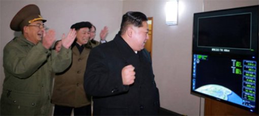 잔뜩 굳었던 김정은 주먹 불끈… 日언론 “다음은 신형 SLBM”