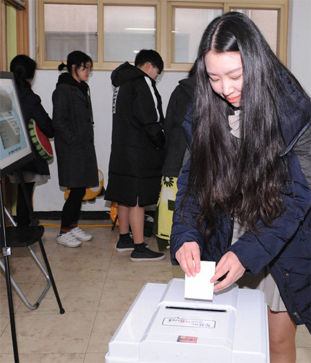 서울 중구 성동글로벌경영고 3학년 학생들이 지난달 27일 중앙선관위가 주최한 새내기 유권자 교육에 참여해 내년 지방선거에 대비한 모의투표를 하고 있다.