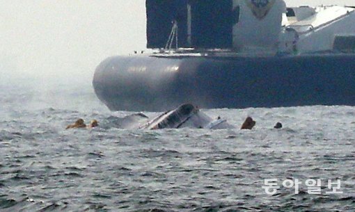 3일 오전 인천시 옹진군 영흥면 영흥대교 남방 2마일 해상에서 급유선과 충돌해 전복된 낚싯배가 침몰하고 있다. 해경·해군·소방 등으로 구성된 구조단은 실종된 승선원 2명을 수색하고 있다.