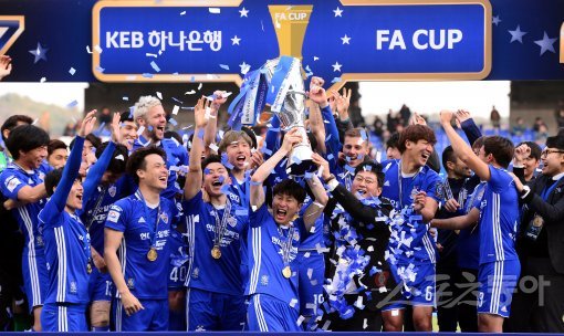 3일 울산 문수축구장에서 ‘2017 KEB 하나은행 FA CUP’ 부산 아이파크와 울산 현대의 결승 2차전 경기가 열렸다. FA컵 우승을 차지한 울산 김도훈 감독 및 선수들이 우승 트로피를 들고 환호하고 있다. 울산 | 김민성 기자 marineboy@donga.com