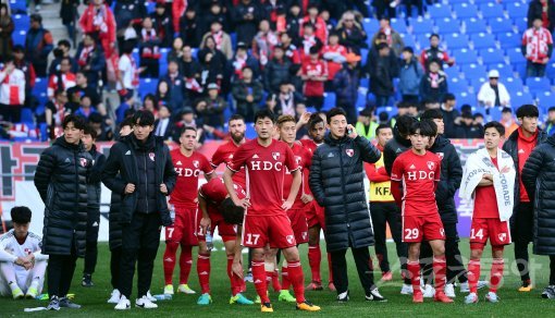 3일 울산 문수축구장에서 ‘2017 KEB 하나은행 FA CUP’ 부산 아이파크와 울산 현대의 결승 2차전 경기가 열렸다. FA컵 준우승을 차지한 부산 선수들이 아쉬워하고 있다. 울산 | 김민성 기자 marineboy@donga.com