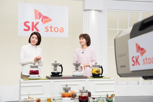 ‘SK스토아’의 쇼 호스트들이 스튜디오에서 쇼핑 방송을 녹화 제작하고 있다. 사진제공｜SK브로드밴드