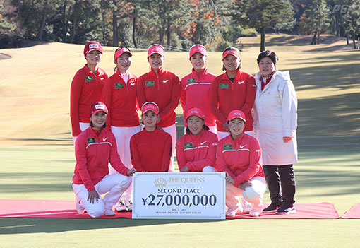 팀 KLPGA 선수들이 3일 일본 나고야 미요시 컨트리클럽에서 열린 ‘THE QUEENS presented by KOWA’시상식에서 준우승을 차지한 뒤 준우승 상금이 적힌 팻말 앞에서 환한 미소를 짓고 있다. 사진제공｜KLPGA