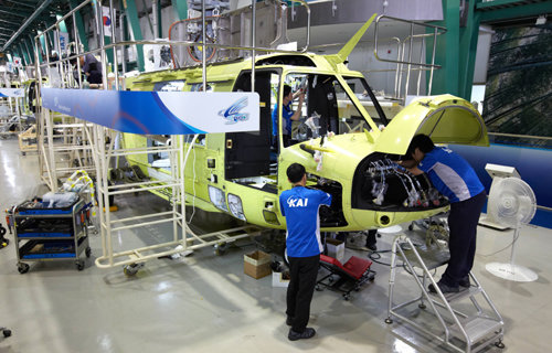 1일 경남 사천시 한국항공우주산업(KAI)의 생산공장에서 작업자들이 국내 다목적헬기인 수리온의 부품을 조립하고 있다. 한국항공우주산업 제공