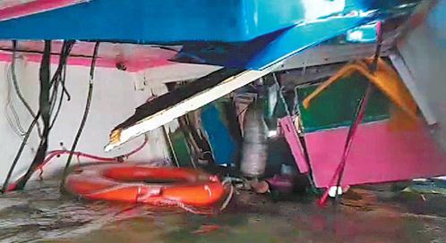 사진=엉망이 된 선실 내부 3일 오전 인천 옹진군 영흥도 인근 해역에서 급유선에 부딪혀 전복된 낚싯배 선창1호의 내부 모습. 선체 벽면 여러 곳이 찌그러졌고 전기선이 벽면 밖으로 빠져나와 있다. 해경 제공