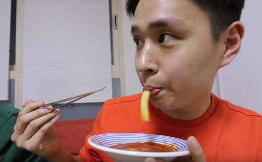 한국인이 너무나도 사랑하는 서민간식 떡볶이. 한 유튜버가 떡볶이를 먹는 스타일을 유형별로 나눠 봤다. 출연자가 떡볶이를 빨아먹는 유형을 보여주고 있다. 사진출처｜웃소 유튜브 화면 캡처