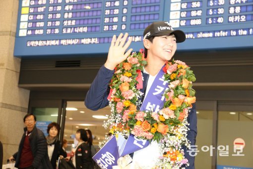 LPGA투어에서 39년 만에 신인 3관왕에 오른 박성현이 4일 밤 인천국제공항을 통해 귀국했다.
