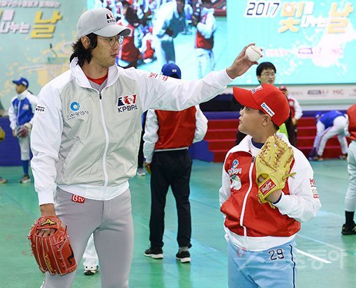 SK 김광현(왼쪽)이 한국프로야구선수협회 주최 유소년클리닉 ‘2017 빛을 나누는 날’ 행사에 장발로 참석해 눈길을 끌었다. 김광현은 재활 후 내년 시즌 첫 등판을 마칠 때까지 긴 머리를 고수할 생각이다. 인천 ｜ 김진환 기자 kwangshin@donga.com