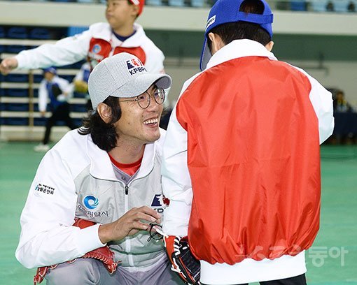 SK 김광현이 4일 인천 남동구에 위치한 남동체육관에서 열린 (사)한국프로야구선수협회가 개최한 프로야구 현역 선수와 유소년 학생들이 함께하는 야구클리닉 ‘빛을 나누는 날‘ 행사에서 공에 맞아 울고 있는 유소년 선수를 달래주고 있다. 인천 | 김진환 기자 kwangshin00@donga.com