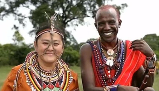 아프리카 마사이족 남성과 결혼한 일본인 여성이 잘 알려지지 않은 마사이족의 일상을 소개했다. 일본여성 미키씨와 마사이족 남편 잭슨씨. 사진출처｜4everyoung TV 유튜브 화면 캡처