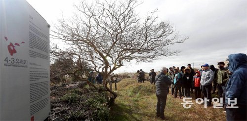 내년 제주4·3사건 70주년을 맞아 다양한 기념행사가 열릴 예정인 가운데 제주도 공직자와 취재진이 당시 대량 학살이 발생한 서귀포시 안덕면 동광리 지역 유적을 둘러보고 있다. 임재영 기자 jy788@donga.com