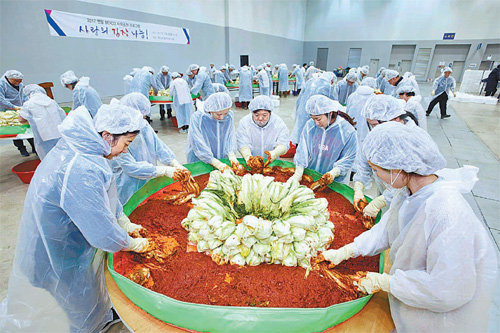 사랑의 김장 나눔 벡스코 임직원과 협력사 직원 80여 명은 4일 벡스코 제2전시장에서 ‘사랑의 김장나눔 행사’를 열고 김치 1300kg을 버무려 어려운 이웃들에게 전달했다. 벡스코 제공