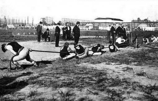 1904년 세인트루이스 올림픽 때 열린 줄다리기 경기 장면. 줄다리기는 1920년 안트베르펀 올림픽 때까지 정식 종목이었습니다. IOC 홈페이지