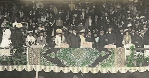 1908년 런던 올림픽 주경기장에 있던 귀빈석. 사진 가운데 왼쪽에서 여덟 번째 서 있는 남자가 당시 영국 왕 에드워드 7세. 그 증손녀가 현재 엘리자베스 2세 여왕.