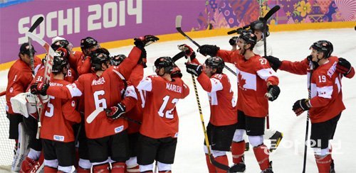 국제올림픽위원회(IOC)의 러시아 징계가 러시아아이스하키리그(KHL)의 불참으로 이어지면 평창 겨울올림픽의 권위는 크게 추락할 수 있다. 사진은 북미아이스하키리그(NHL) 선수들이 출전한 2014 소치 올림픽에서 캐나다 선수들이 우승을 확정 지은 후 기뻐하는 모습. 동아일보DB