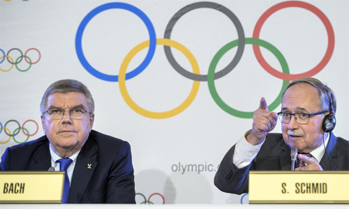 바흐 IOC 위원장 직접 발표 토마스 바흐 국제올림픽위원회(IOC) 위원장(왼쪽)이 6일 IOC 
집행위원회가 끝난 뒤 기자회견을 열고 러시아에 대한 2018 평창 올림픽 출전 불허 결정을 알리고 있다. 오른쪽은 러시아 선수단의
 조직적인 도핑 사실을 조사해 온 사무엘 슈미트 IOC 조사위원장.  로잔=AP 뉴시스