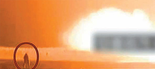 북한이 11월 29일 ‘화성-15형’을 시험 발사할 당시 화염이 퍼지는 속에서 북한 군인으로 추정되는 사람(동그라미 안)이 서 있는 모습. RFA 홈페이지 캡처
